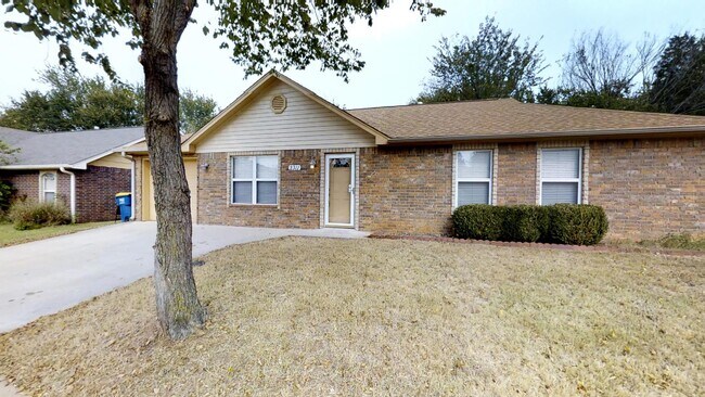 Building Photo - 2311 Timbercrest Dr