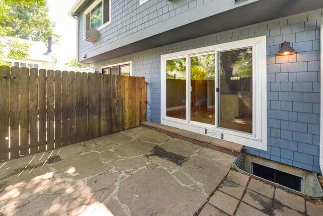 Building Photo - Updated 3 Bed 2.5 Bath North Boulder Townh...