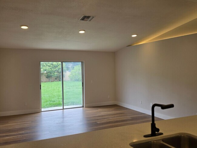 Foto del edificio - FOR RENT!!! SIMPLY STUNNING (REMODELED) 3 BEDROOM 2 BATH SINGLE FAMILY HOME...