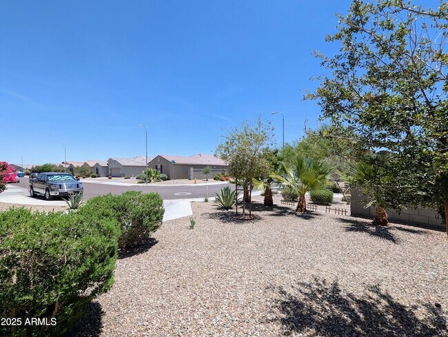 Foto del edificio - 6952 W Golden Ln