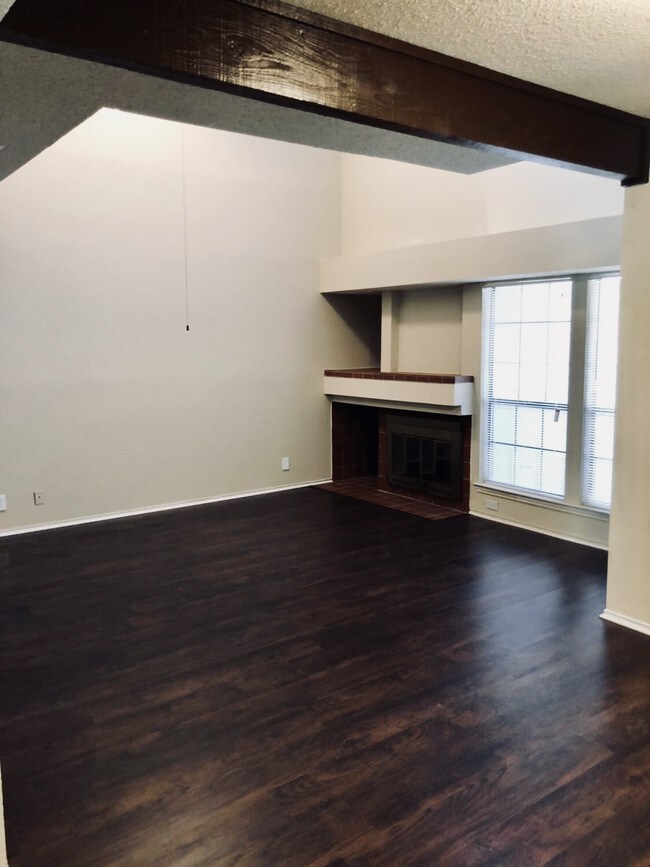 Foto del edificio - 6100 Woodlake Pkwy