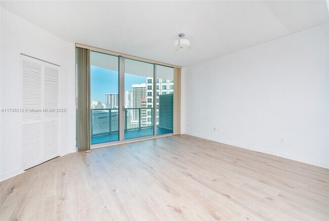 Foto del edificio - 300 S Biscayne Blvd