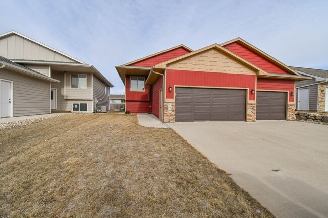 Building Photo - 5 Bedroom 3 Bathroom Single Family Home North Sioux Falls!