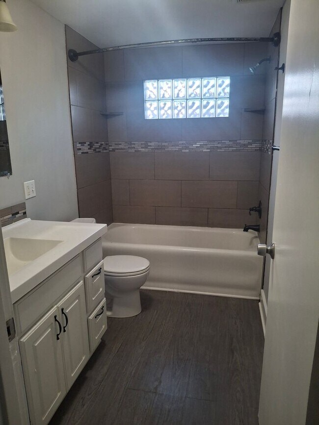 Foto del edificio - Four bedroom house for rent