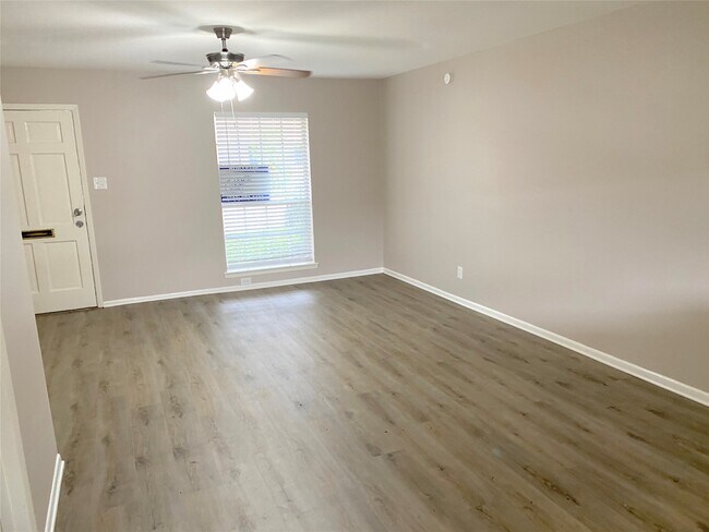 Foto del edificio - 10122 Shadow Wood Dr