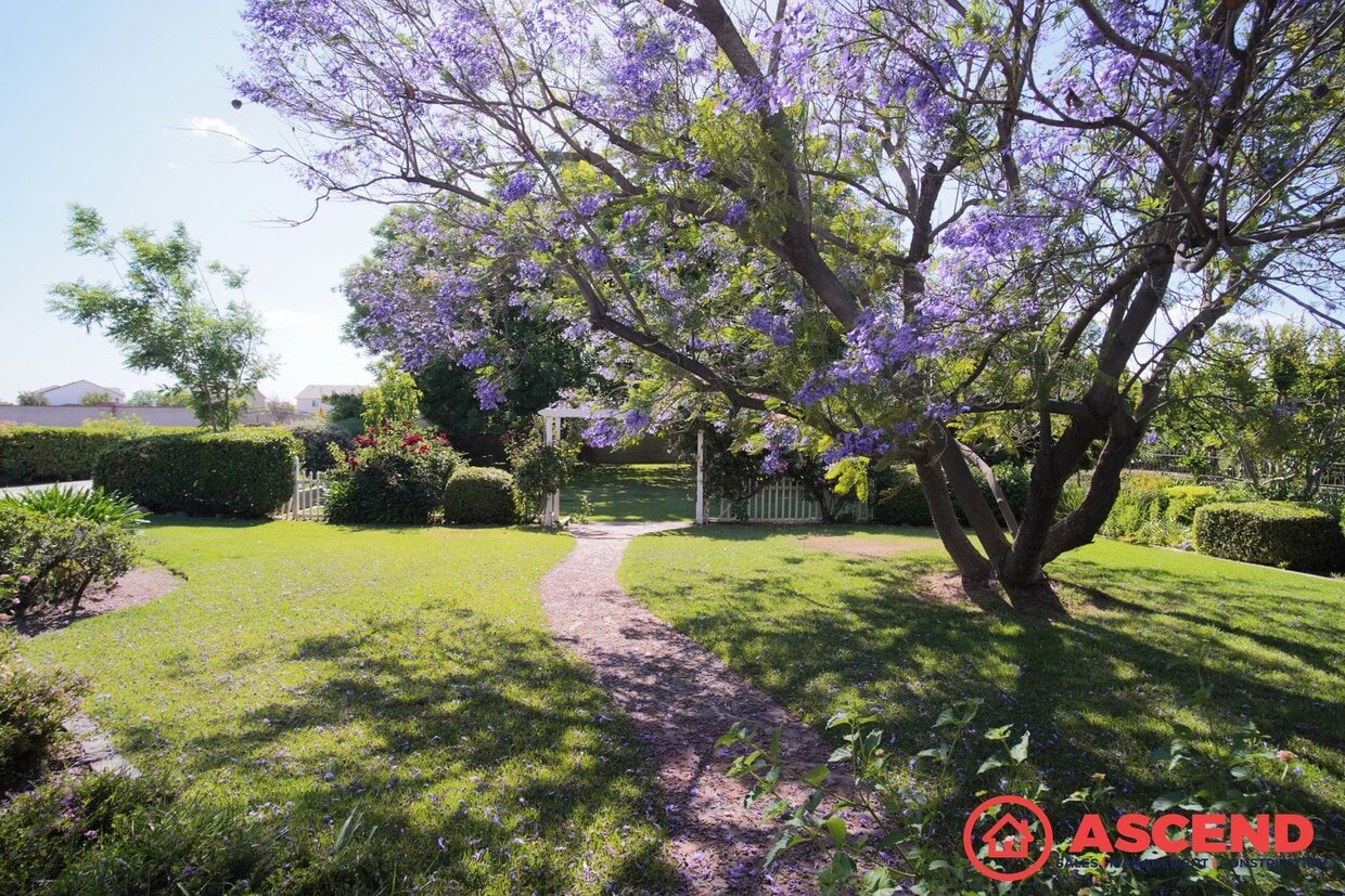 Primary Photo - Stunning Home In Southwest Bakersfield!