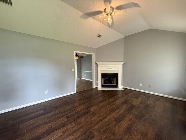 Building Photo - 3 bed, 2 bath home with back yard and one ...