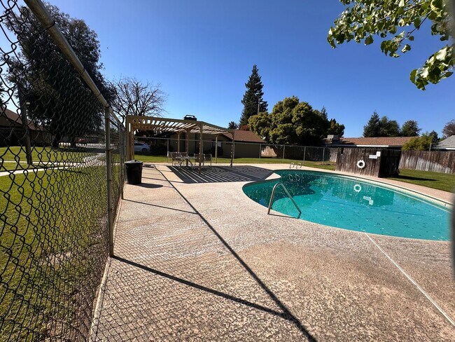 Building Photo - SE Visalia condo coming soon!