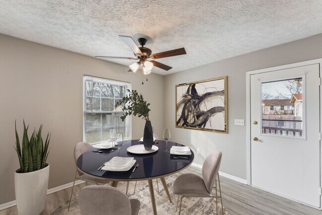 Building Photo - 2 Bedroom Ranch with Garage, New Flooring,...