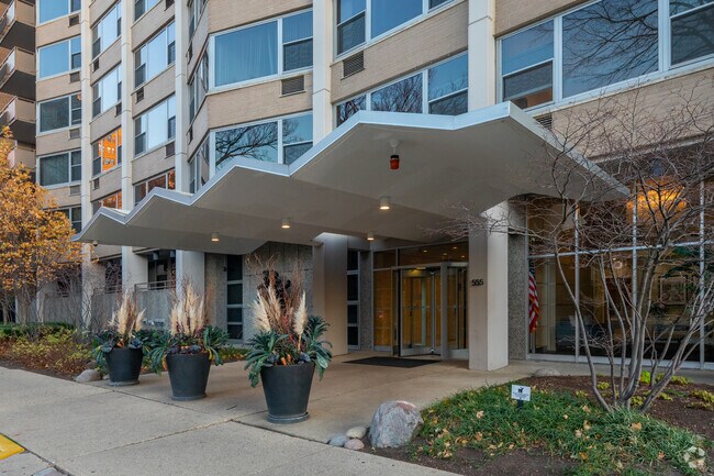 Foto del edificio - 555 W Cornelia Ave