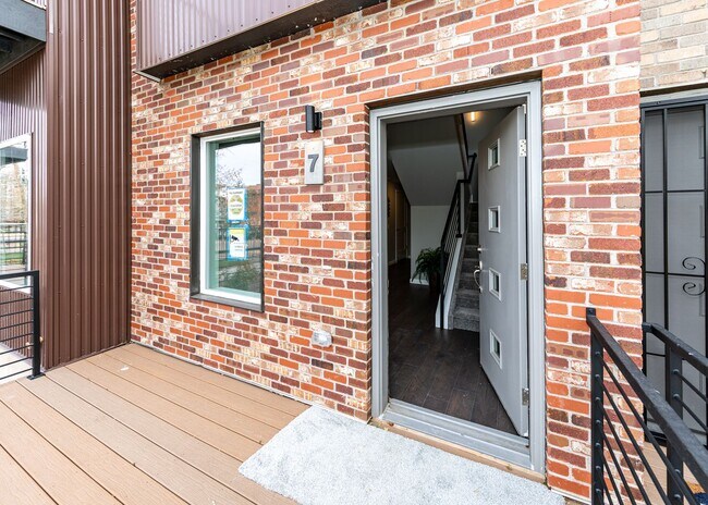 Foto del edificio - Luxury Executive Westside Townhouse with E...