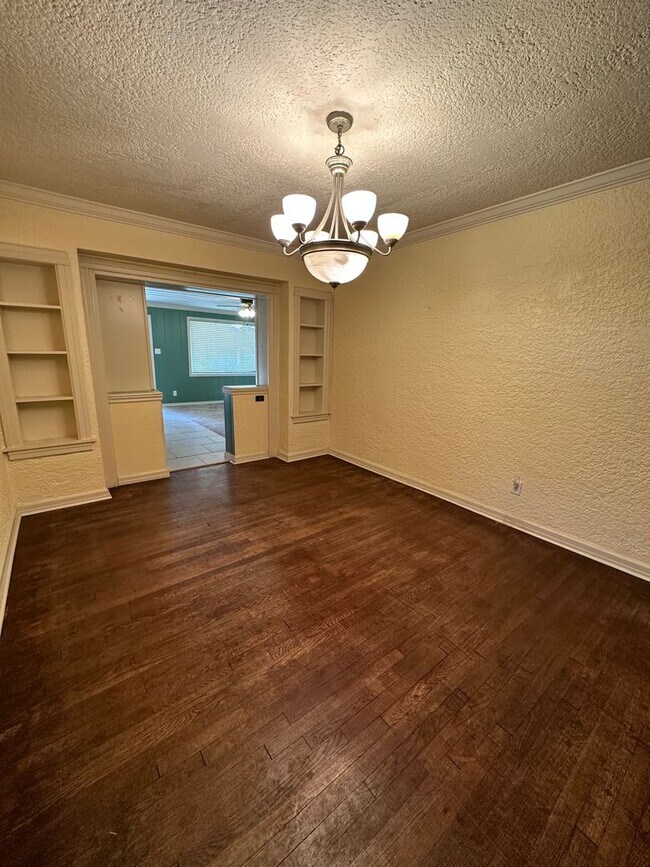 Foto del edificio - Charming 2bedroom could use one of the roo...