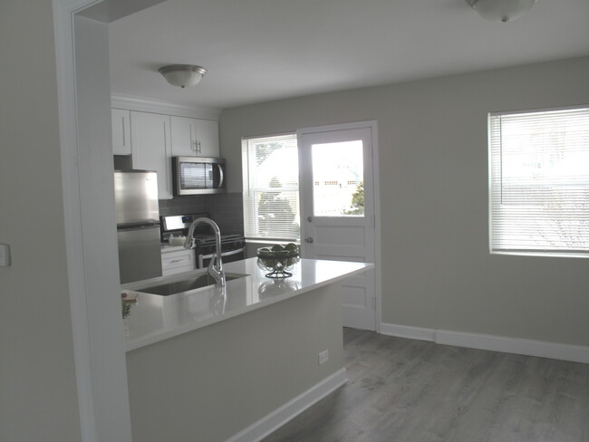 Building Photo - 219 S Stewart Ave