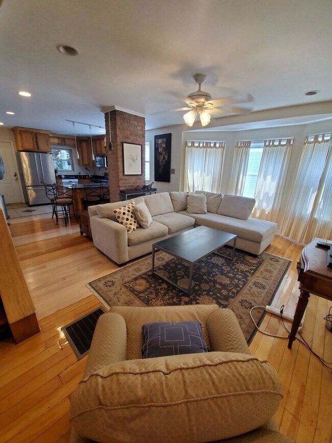 Foto del edificio - BROKER FEE PAID BY OWNER!!! Five bed Three Bath in lower Allston.....