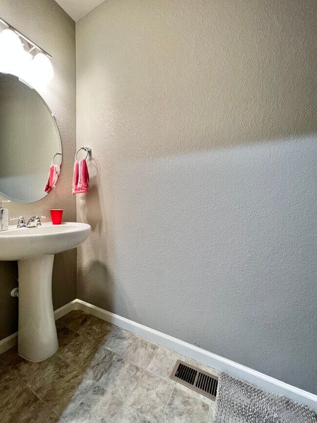 Foto del edificio - 4 Bed 3 Bath Available August 1st in Windsor!!!