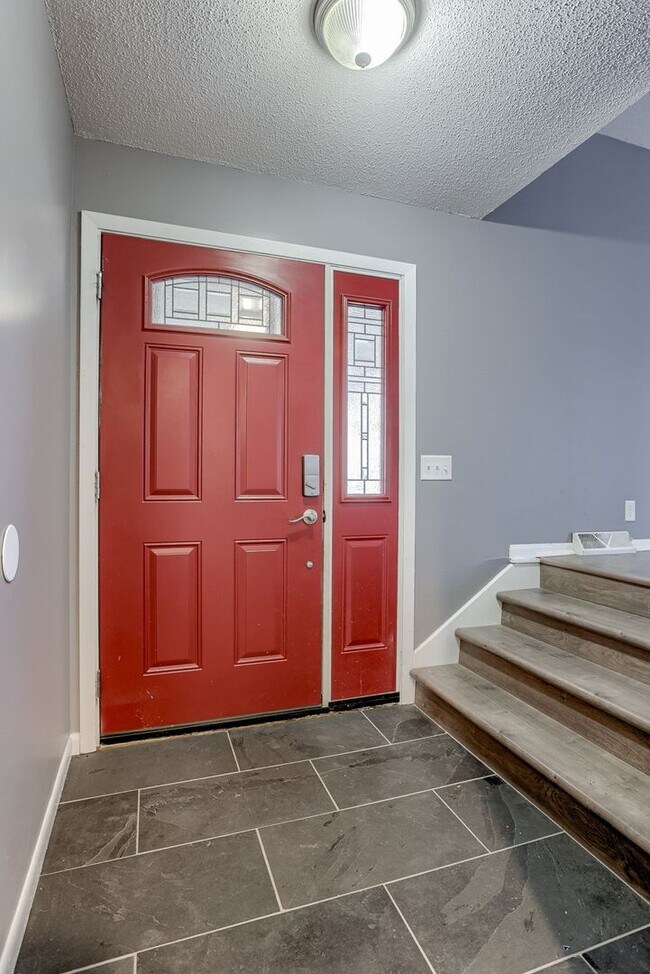 Foto del edificio - Spacious 4 Bedroom With Updated Kitchen, F...