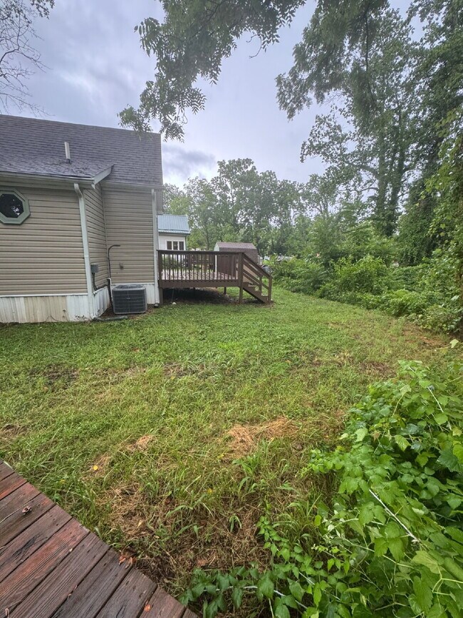 Building Photo - Fully renovated 2 bed/1 bath home with fenced front yard