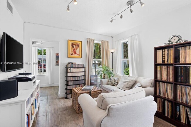 Foto del edificio - 555 NE 70th St