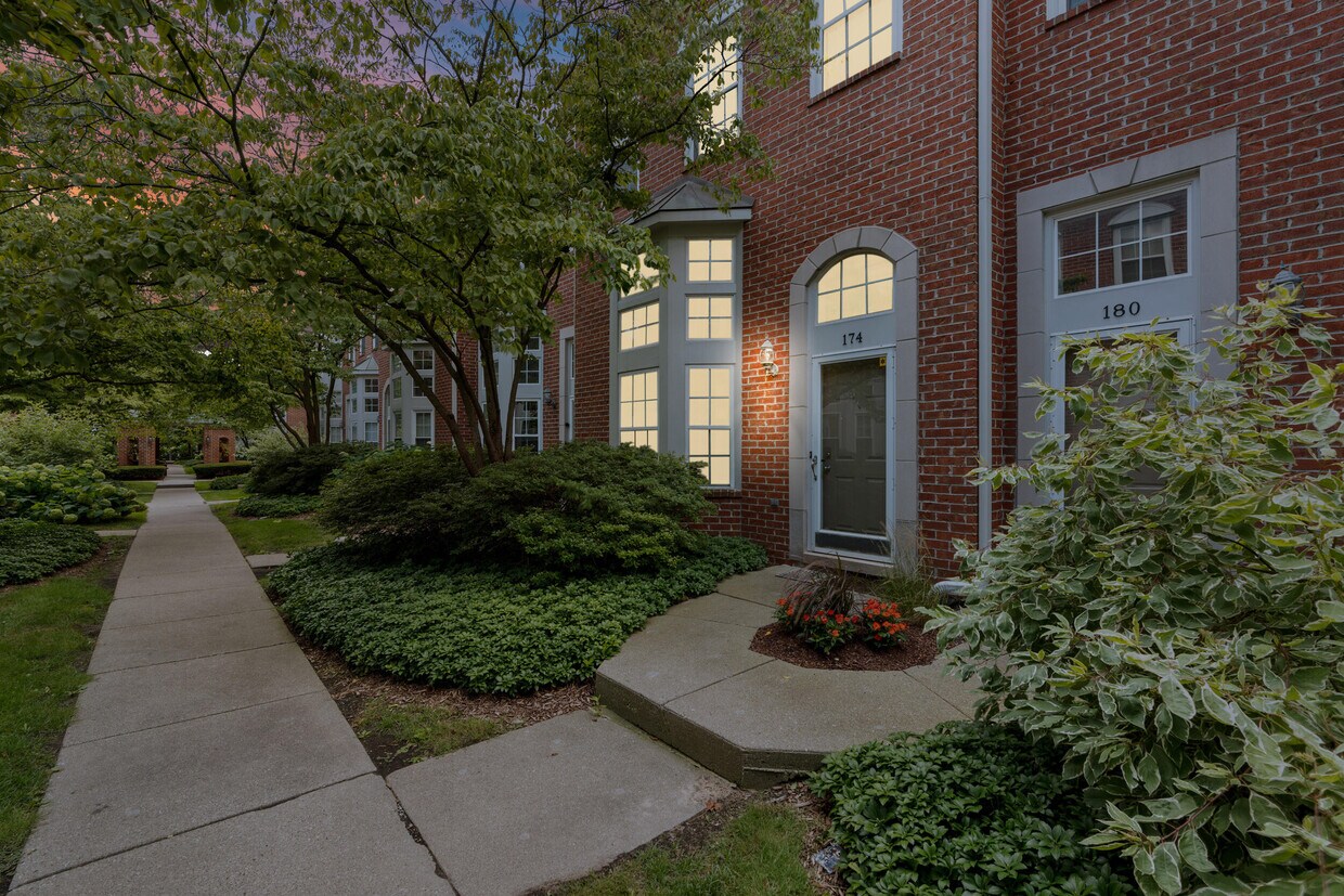 Primary Photo - 174 Georgetown Square S