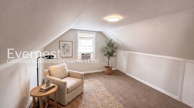 Building Photo - 3-Bedroom Home with Detached Garage / Pet-Friendly / Available Now!