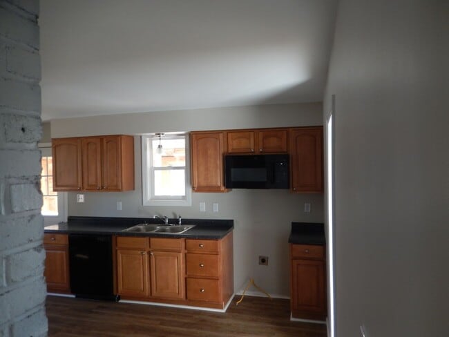 Building Photo - Newly Remodeled 3BR, 2BA, Single Family Ho...