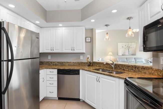 Building Photo - Available June! - Cozy 2/2 Villa in Naples...