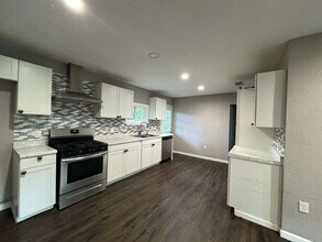 Building Photo - 1910 Little St