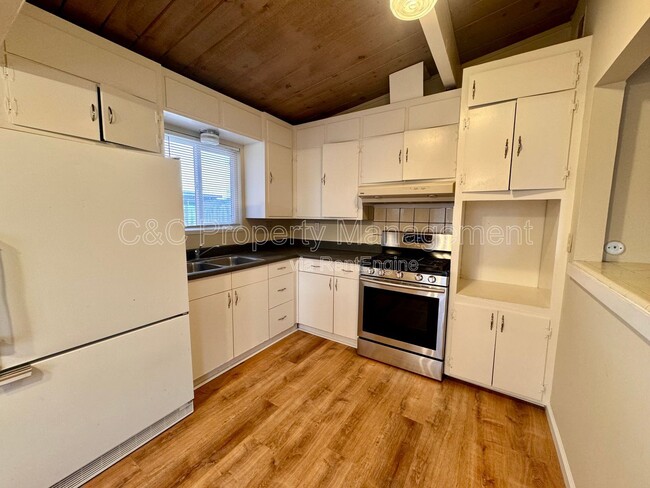 Foto del edificio - 3055 Redwood Dr