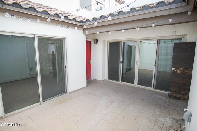 Foto del edificio - 4200 Camelot Heights Dr