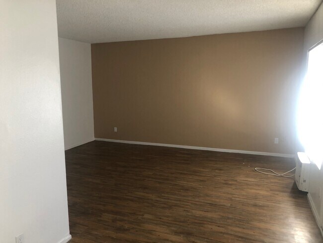 Living room - 15234 Sunburst St