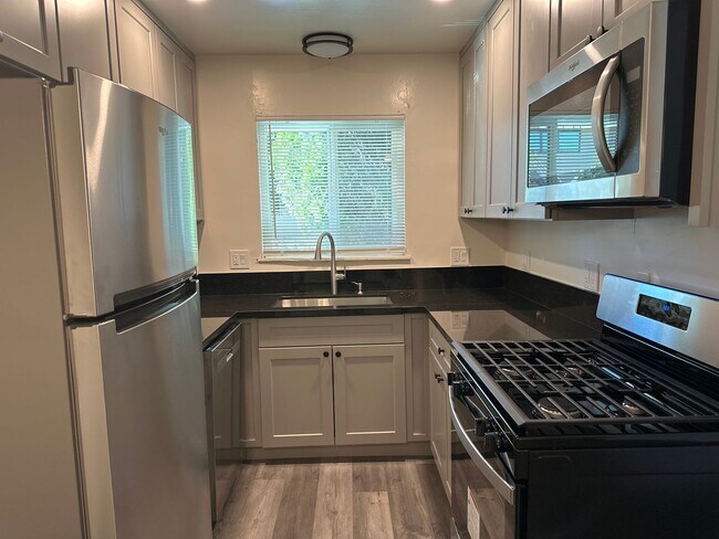 Foto del edificio - Completely remodeled 2 bedroom gem with 1 ...