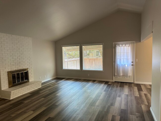 Building Photo - Updated 2 bedroom 2 bath duplex with garag...