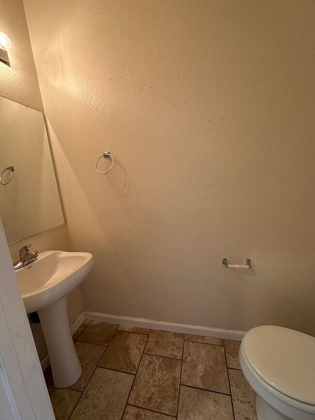 Building Photo - 3 bedroom Home in Henderson Gated Community!!