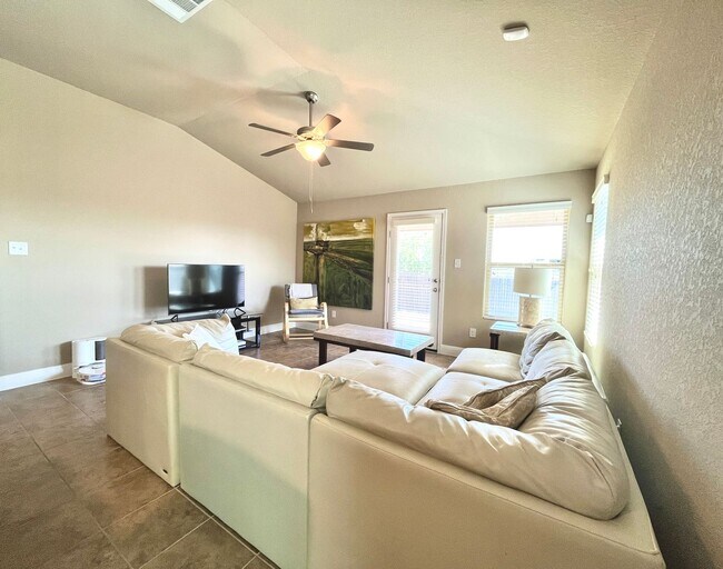 3 Bedroom/2 Bathroom Champions Park Subdi... House Rental in San