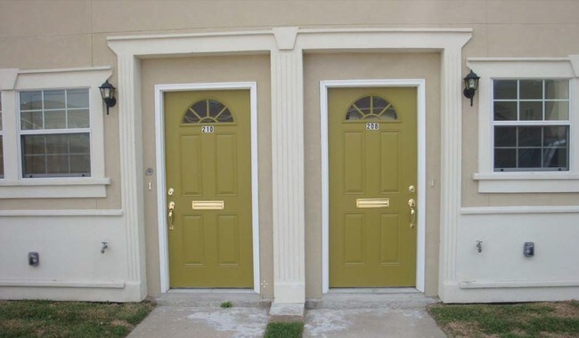 *No se trata de los apartamentos que están disponibles actualmente. - 8540 Huntington Park Dr