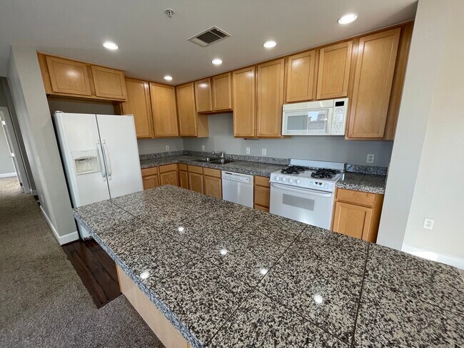 Foto del edificio - 1630 N Clarkson St