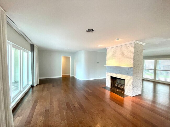 Photo - AVAIL IN AUGUST- Immaculate, 3/2 Home in M...