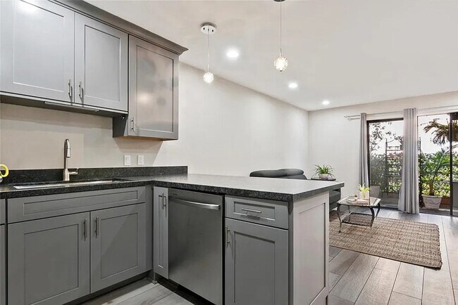 Foto del edificio - 6815 Remmet Ave