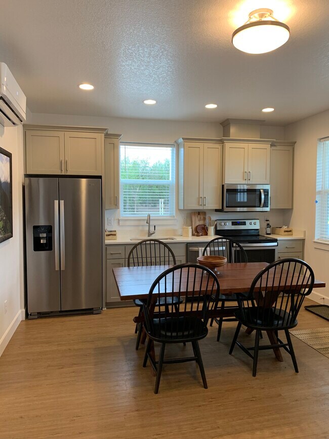 Foto del edificio - 3503 NE McDonald Ln