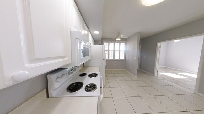 Foto del edificio - 1200 Country Club Dr