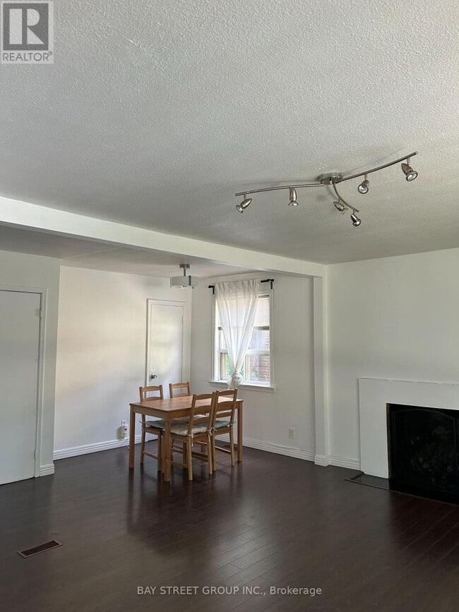 Building Photo - 93 Cartier Crescent