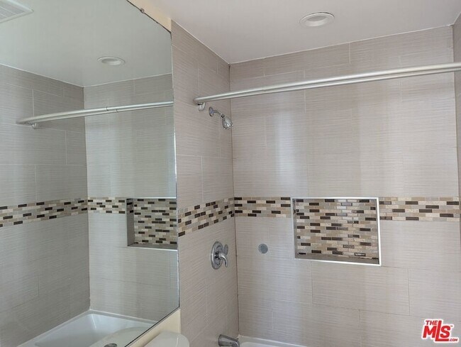 Foto del edificio - 613 E 83rd St