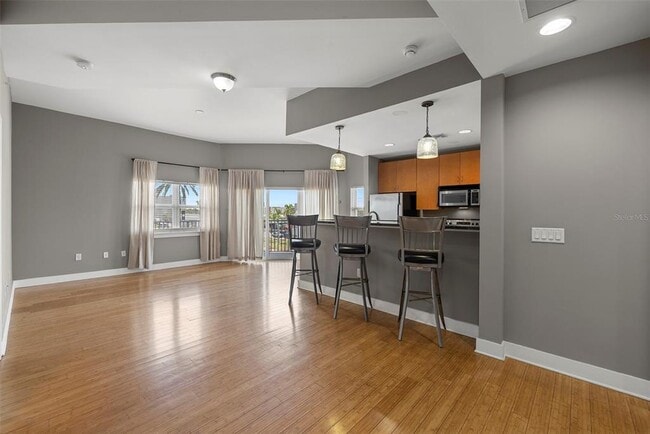 Building Photo - 1010 Central Ave N