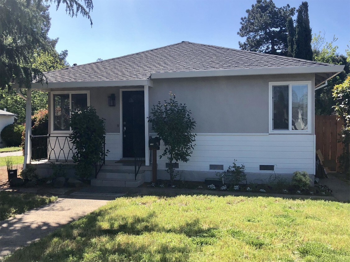 Primary Photo - 105 El Prado Ave