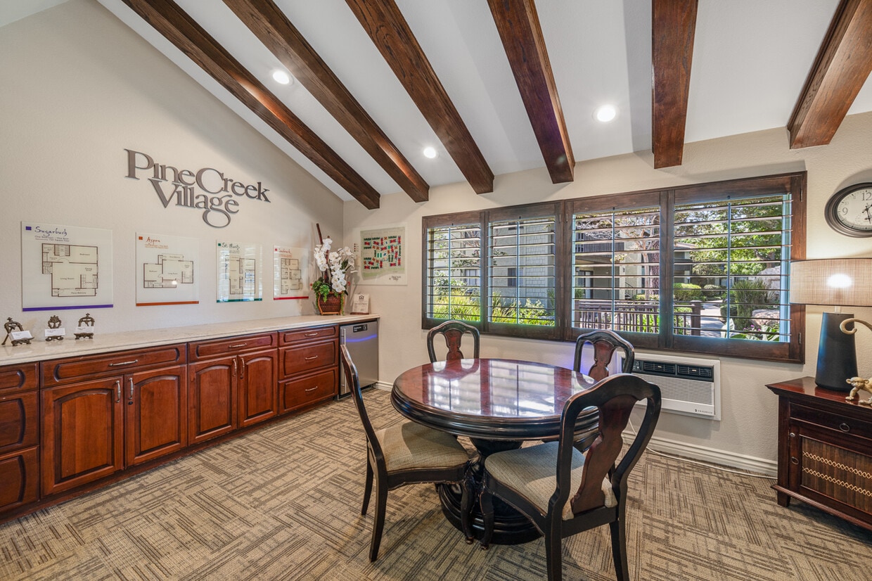 Foto principal - Pinecreek Village Apartments