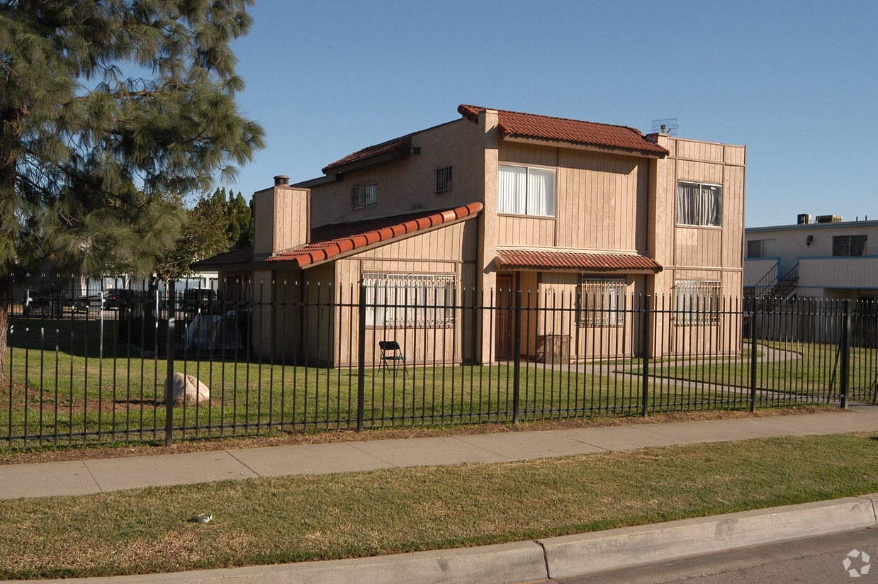 Primary Photo - 1055 A,B,C,D N. Lilac Ave