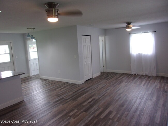 Building Photo - 1240 N Singleton Ave