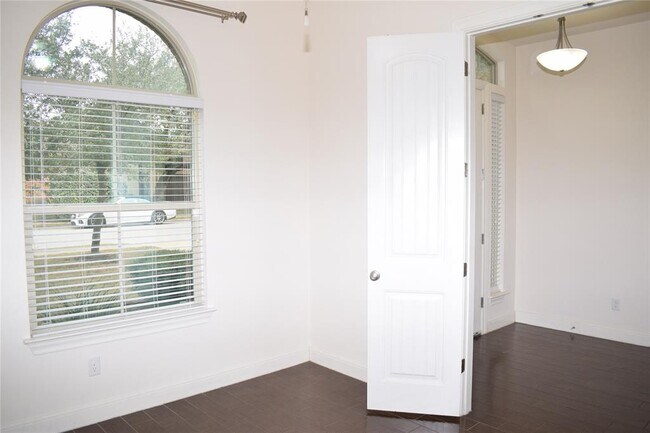 Building Photo - 3001 Tempe Dr