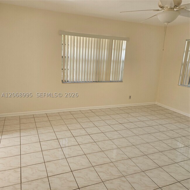 Foto del edificio - 1008 NE 34th St