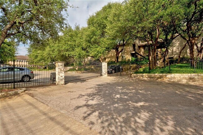 Foto del edificio - South Austin Condo located in Gated Community Off South 1st in Dawson Neighborhood
